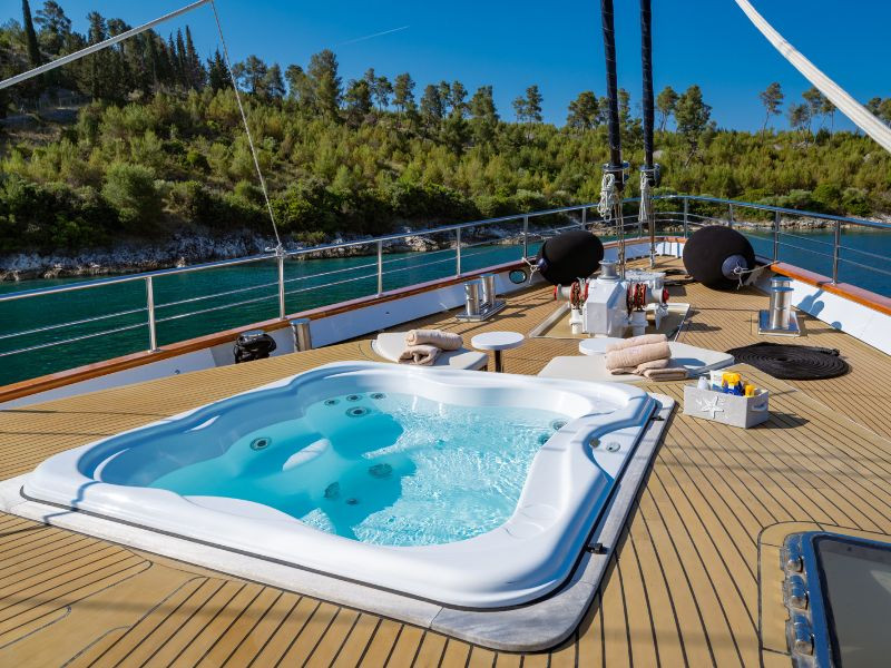 A jacuzzi onboard Navilux